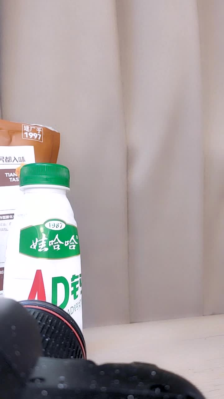 www.98T.la@2023-12-19【模特写真拍摄丶探花】约妹子私拍，情趣装摆姿势，妹子性格不错，翘起屁股掰穴，多毛骚逼