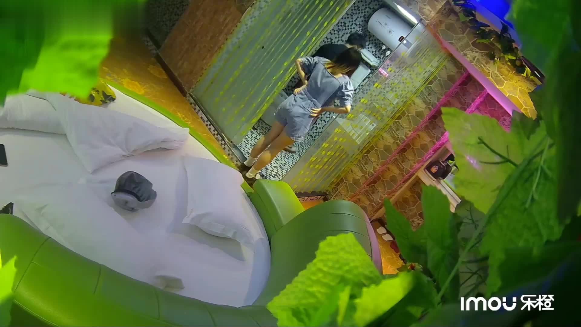 B3231 主題酒店乐橙摄像头綠葉房拍攝到的裝逼小夥與年輕美少婦開房偷情私會啪啪 穿著性感情趣內衣各種體位玩弄絕對帶勁 露臉高清