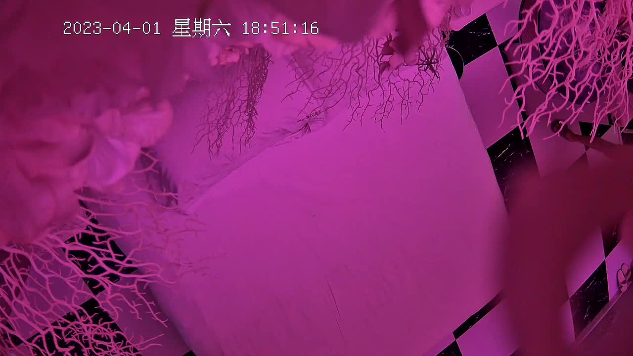 2023-04-01 安防针孔摄像头偷拍 红色氛围灯看着就有感觉 上帝视角观看友人激情造爱