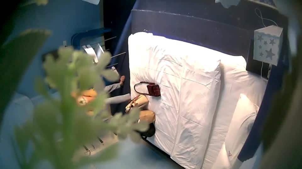 B3444 主题酒店绿叶房360摄像头偷拍坚守最后处女防线的妹子被男友隔着内裤草奶子还粉粉的