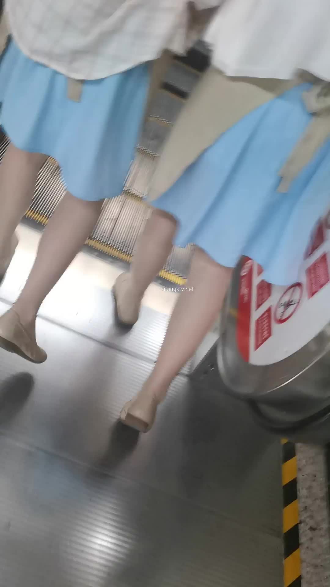 两个好利来的制服妹妹