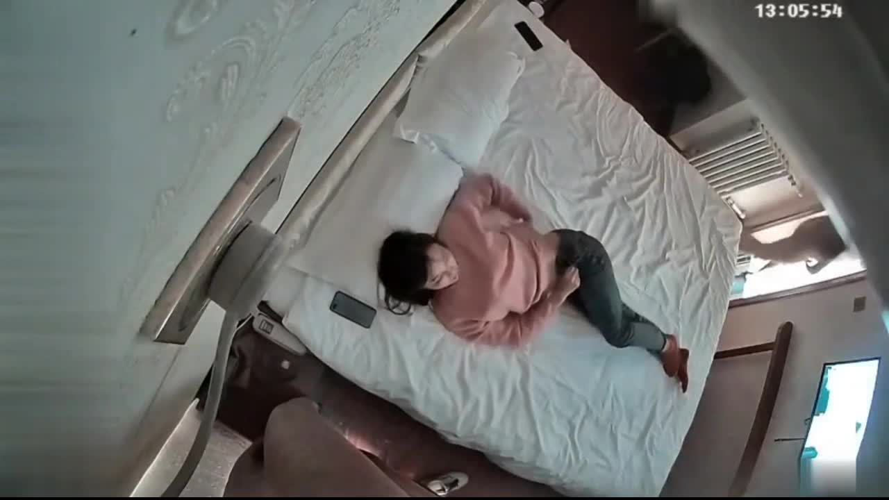 B3435 酒店钟点房大床偷拍光头哥开房糟蹋身材苗条美眉