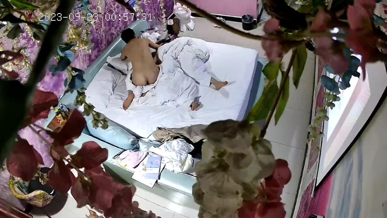 2033-09-23 公寓式酒店针孔摄像头偷拍 小情侣相互挑弄 鸡巴摸半天没硬起来 还是没干成