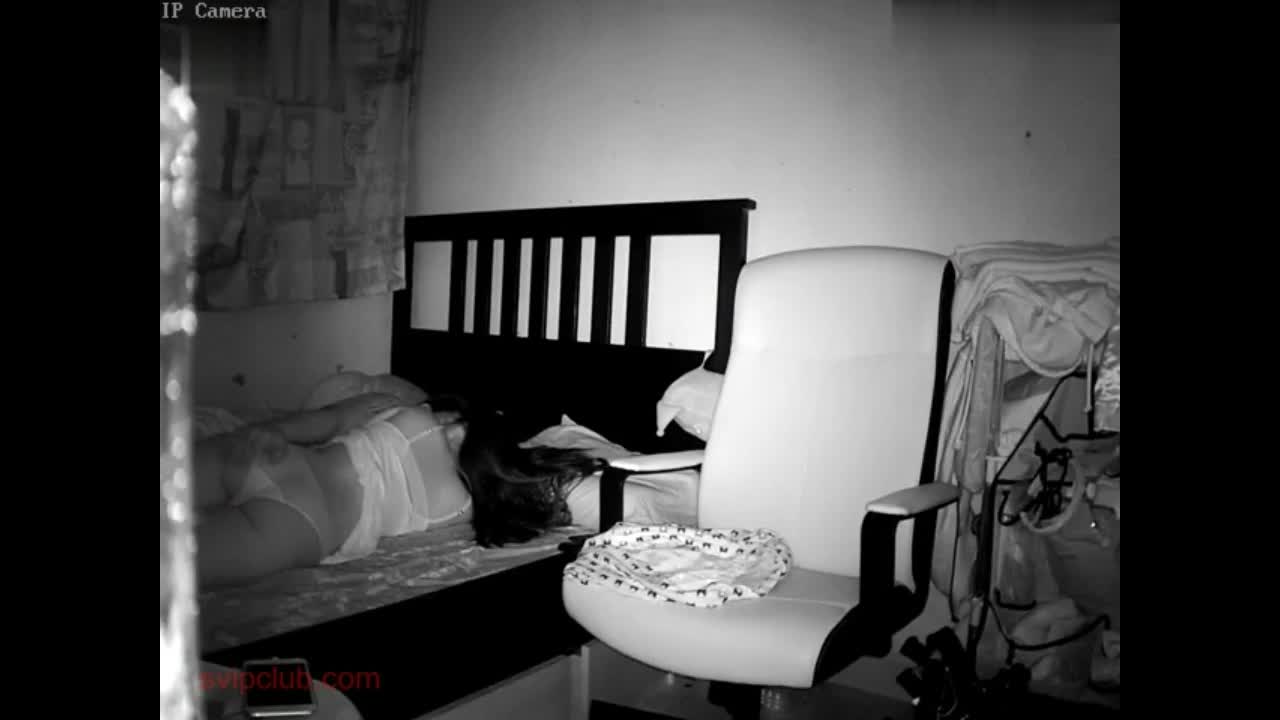 B3442  黑客破解家庭网路摄像头 貌似有特殊嗜好的纹身哥操到一半给女炮友戴上黑框眼镜亲着嘴啪啪