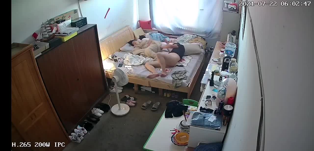 B3274 黑客入侵破解家庭监控摄像头偷拍老哥掰开妻子的逼仔细观察确定月经干净后放心拖过来开操