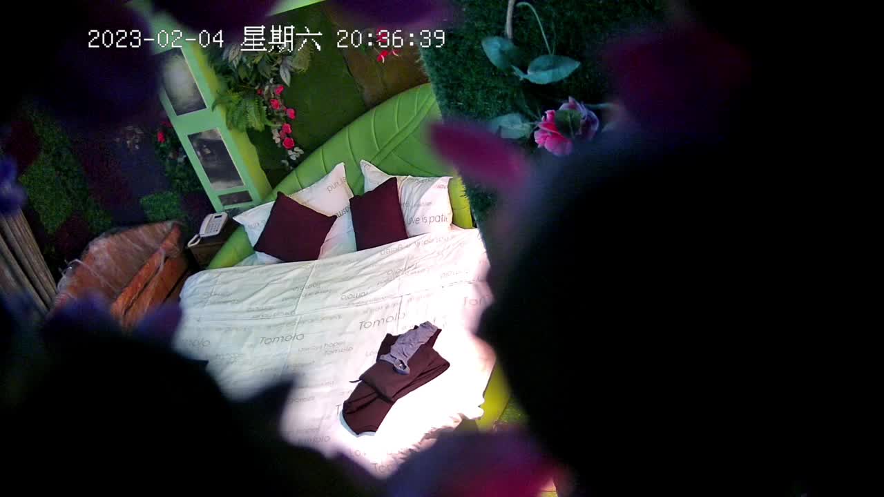 8 安防情趣酒店实录 大哥让大嫂穿上了性感的情趣衣 啪啪一顿就是搞  《上》 应大哥们要求剪切补发