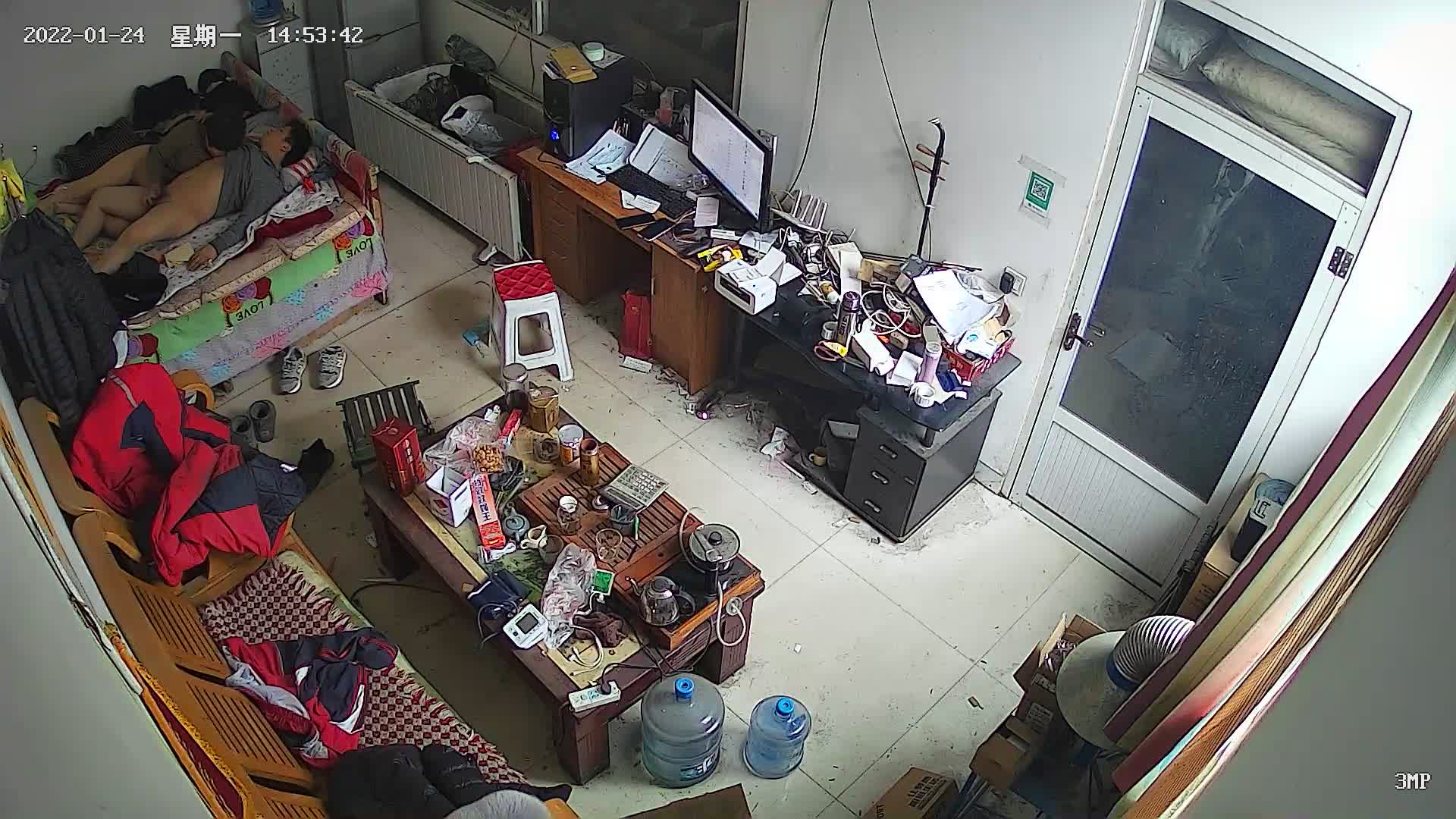 B3298 破解监控摄像头偷拍某公司财务和经理没事干就研究裤裆里那点事