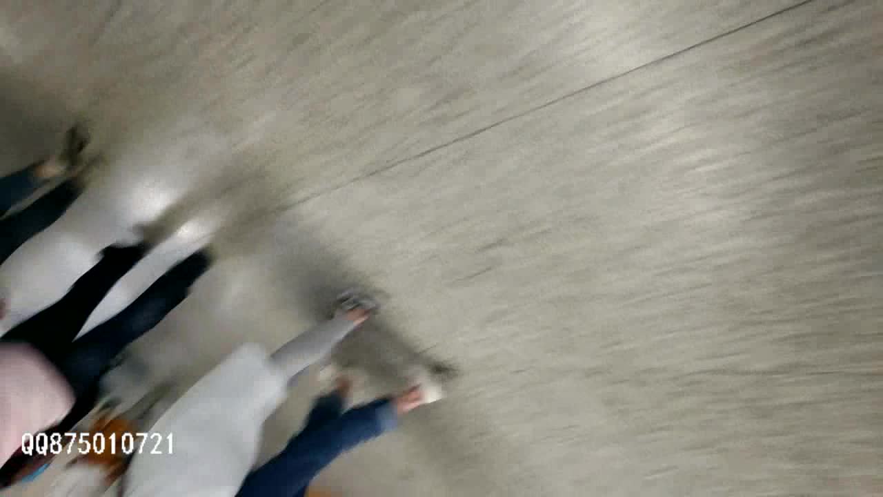 射极品身材短裤妹子被发现 正脸太美.mp4