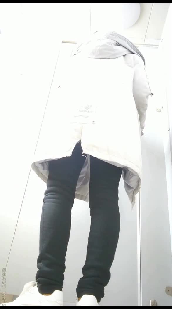 大神潜入大专院校全景偷拍多位漂亮学妹的极品美鲍_2.mp4