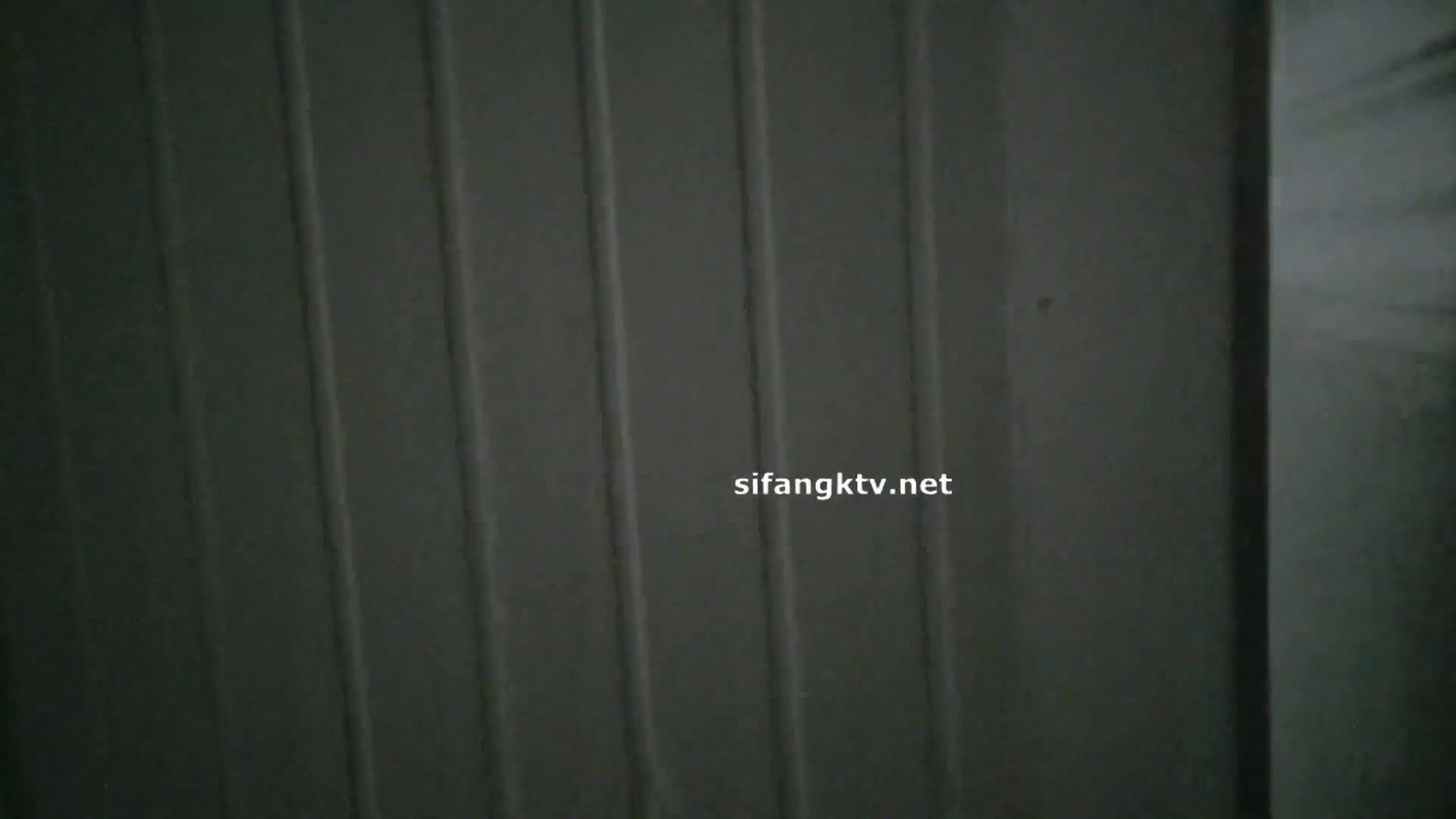 十一月水上乐园淋浴更衣室偷拍，可爱眼镜妹圆润奶子性感逼毛.mp4