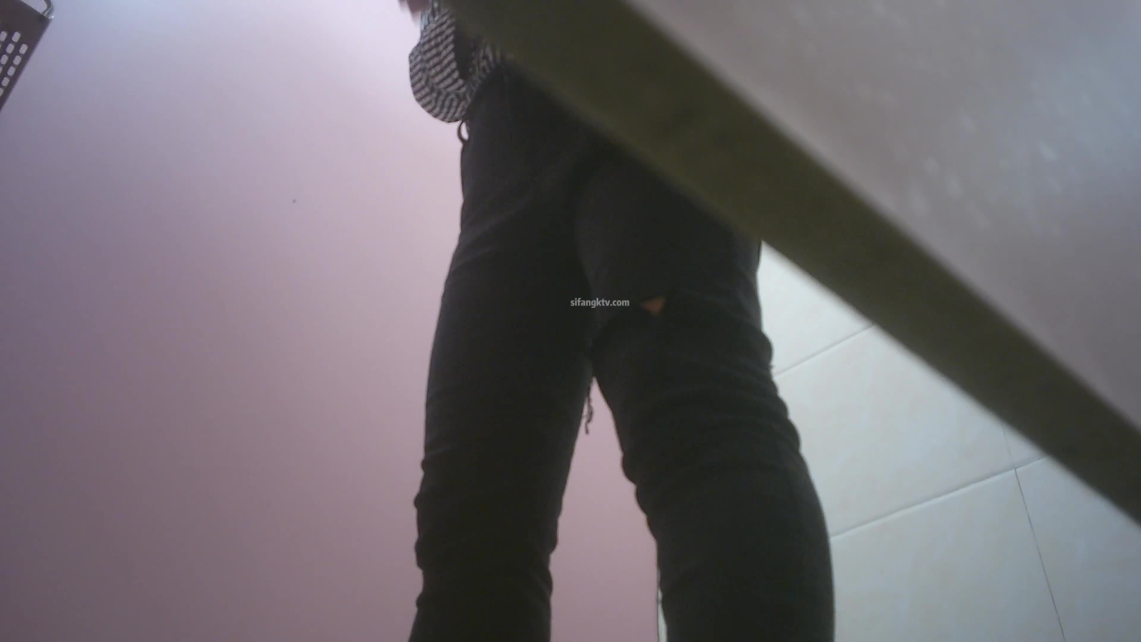 某服装城女厕隔板缝连续偸拍多位小姐姐方便_9.mp4