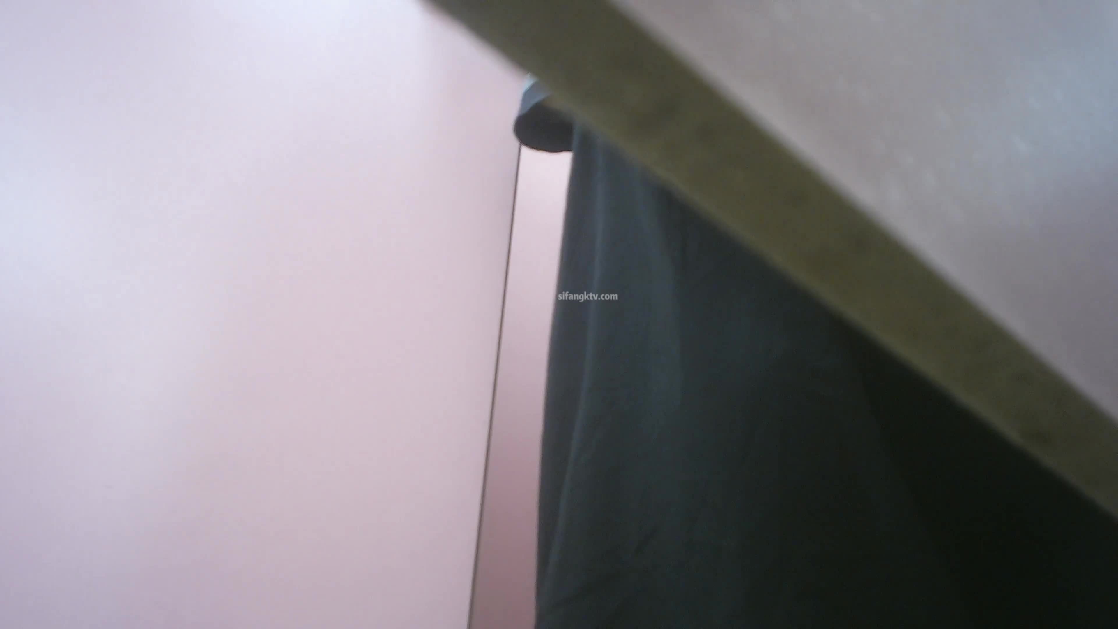 某服装城女厕隔板缝连续偸拍多位小姐姐方便_13.mp4