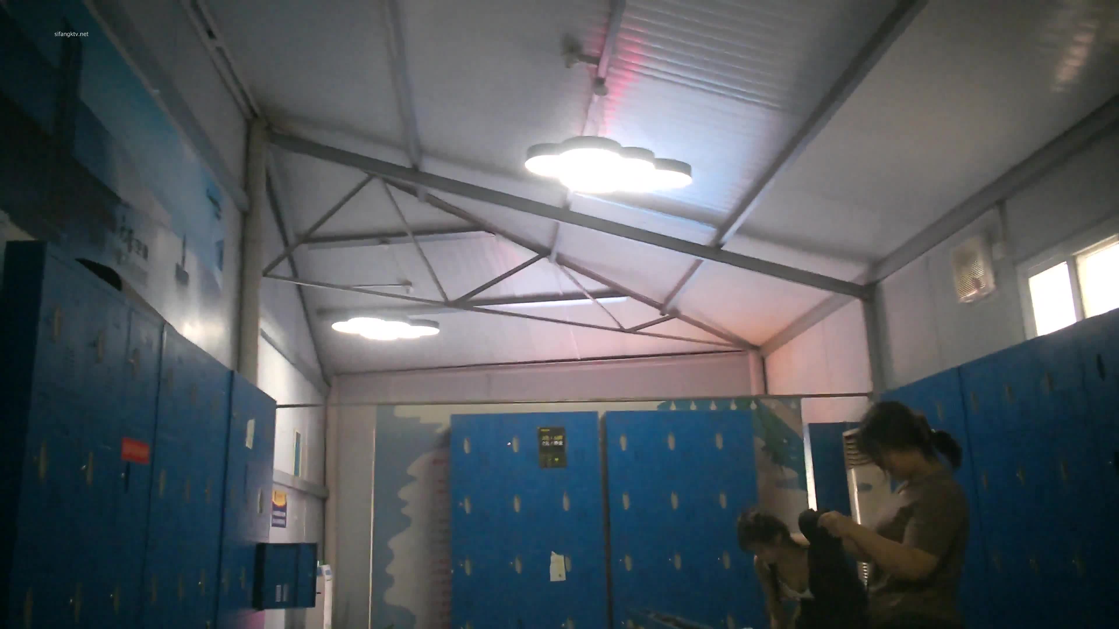 最新首发国内某水上乐园偷拍换衣美女如云01_4.mp4