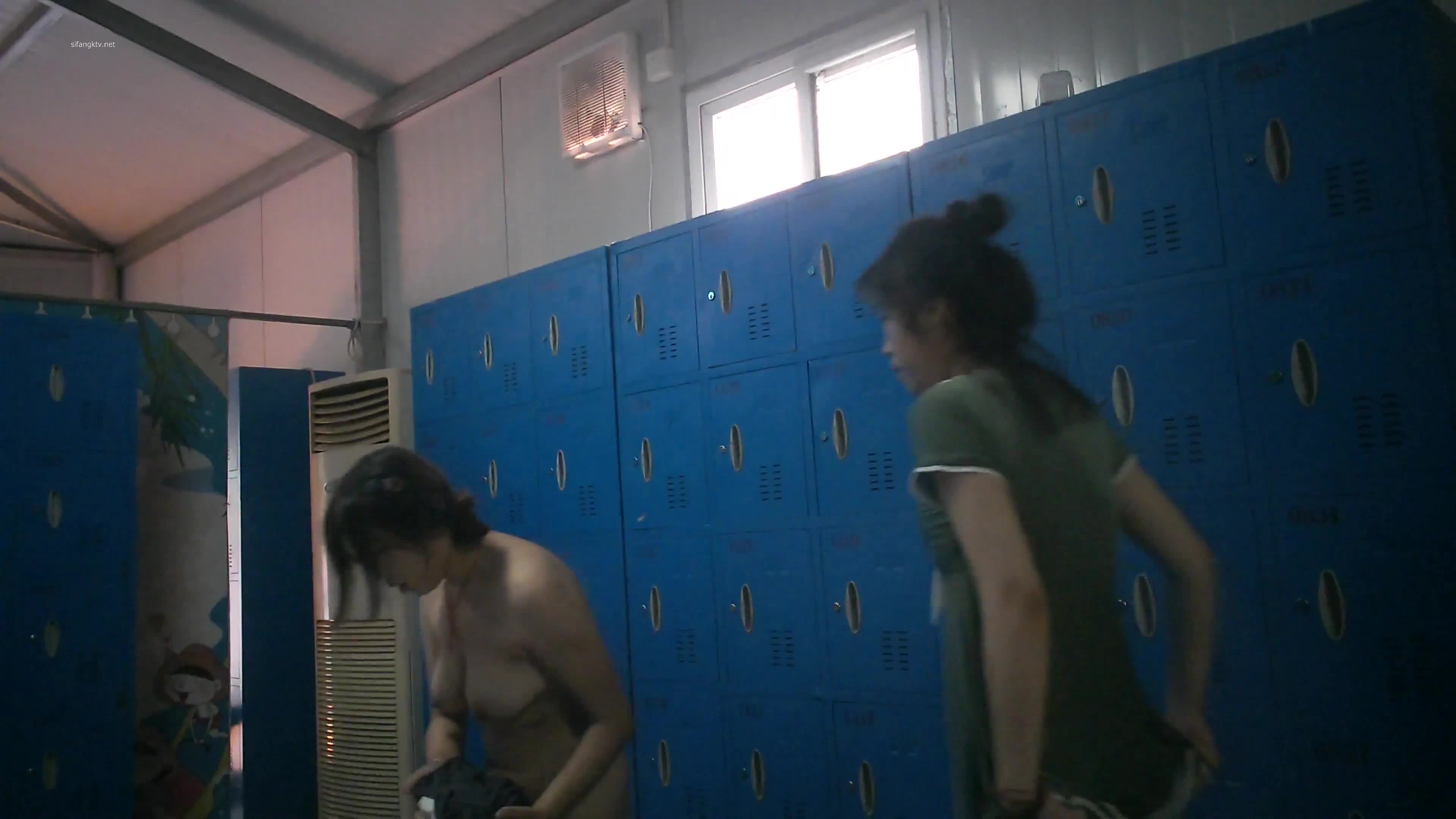 最新首发国内某水上乐园偷拍换衣美女如云01_16.mp4