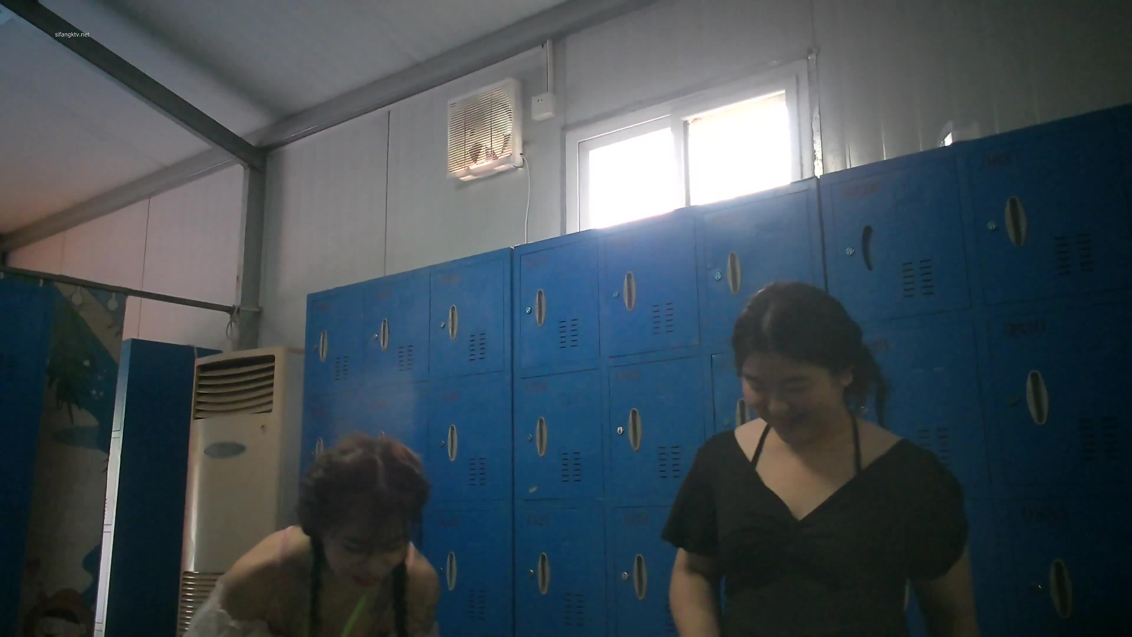最新首发国内某水上乐园偷拍换衣美女如云01_5.mp4
