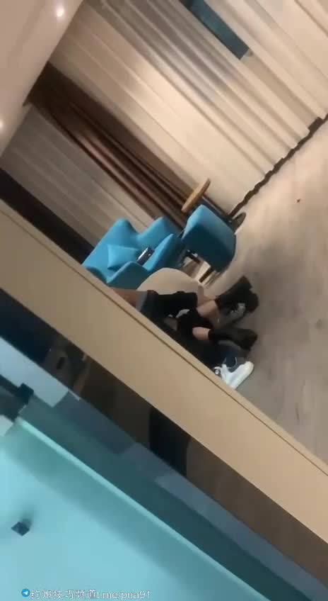猎奇 偷拍 露出

开着门做爱，你们是真会玩啊
