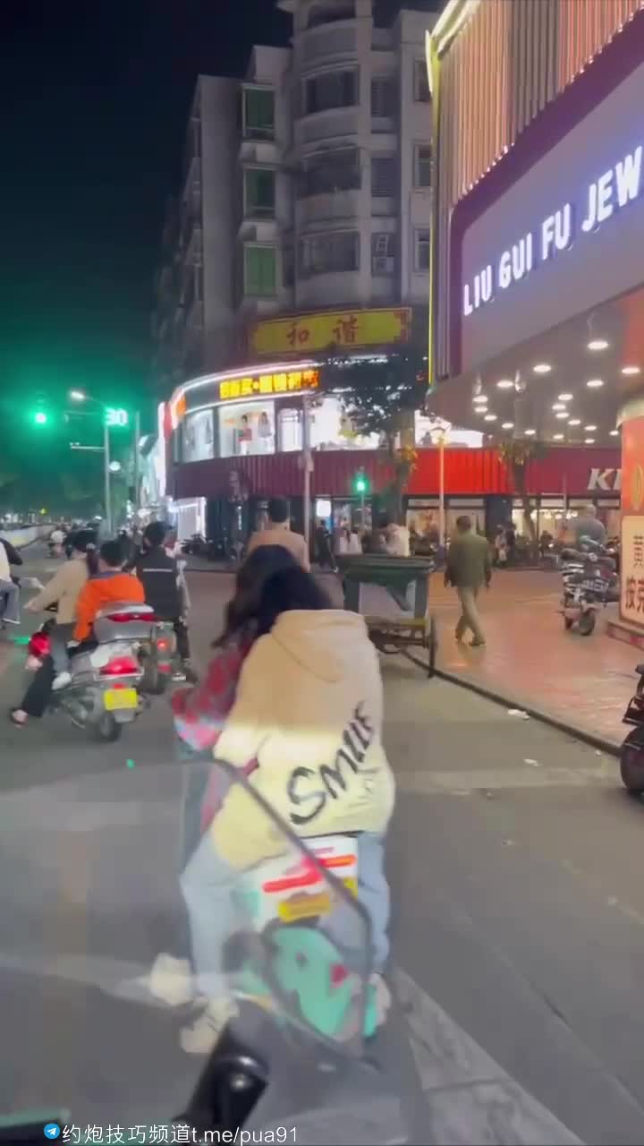 最近怎么这么多裸体出游的