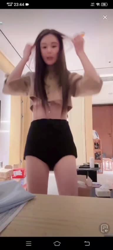 【吃瓜猎奇】电影《追龙2》女主角抖音直播擦边球，大奶子是真不小啊！
