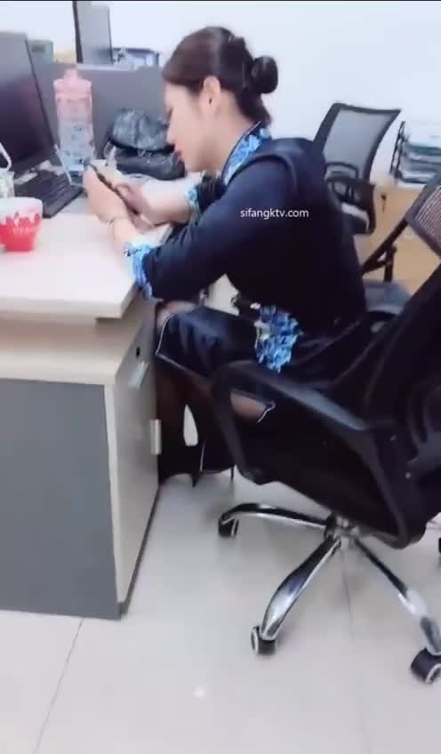 最火的售楼小姐全集❤️❤️❤️

佛山院子售楼部经理利用职权潜规则多位女下属，刚入职没几天的18岁嫩妹都被拿下，带去商场试衣间啪啪，别的公司客服小姐姐也被他操了，自己公司的同事都操腻了，开始玩别的公司小姐姐，真是太牛逼了❗️❗️❗️