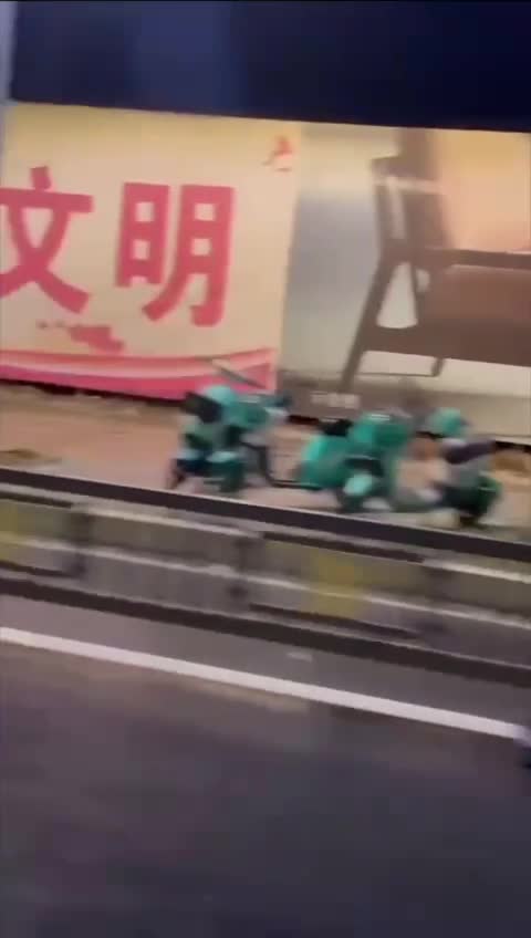 公交站做爱，叫的好凄厉，不会是强奸吧