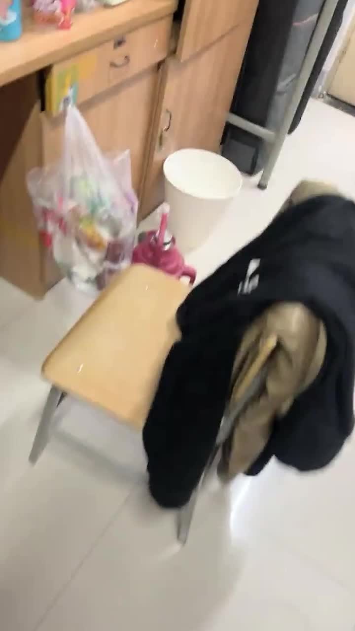 【大学宿舍的乐趣】，沉浸式偷窥女大学生，极品粉嫩小骚逼，对白精彩_1.mp4