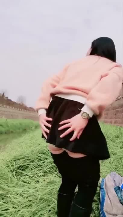 野外裸奔，大叔淡定看表演