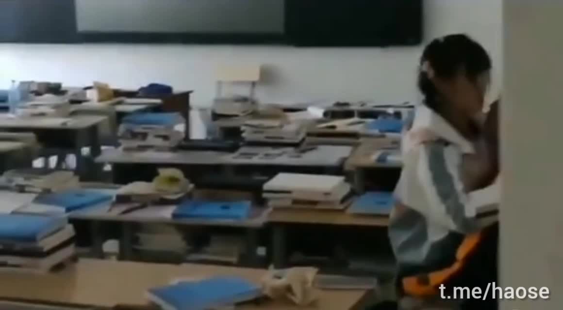 偷拍 中学女生 嫩屄教室操屄