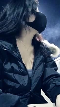 风骚小姐姐出门勾搭小树林野战，无套啪啪粉穴紧张刺激怕被发现..