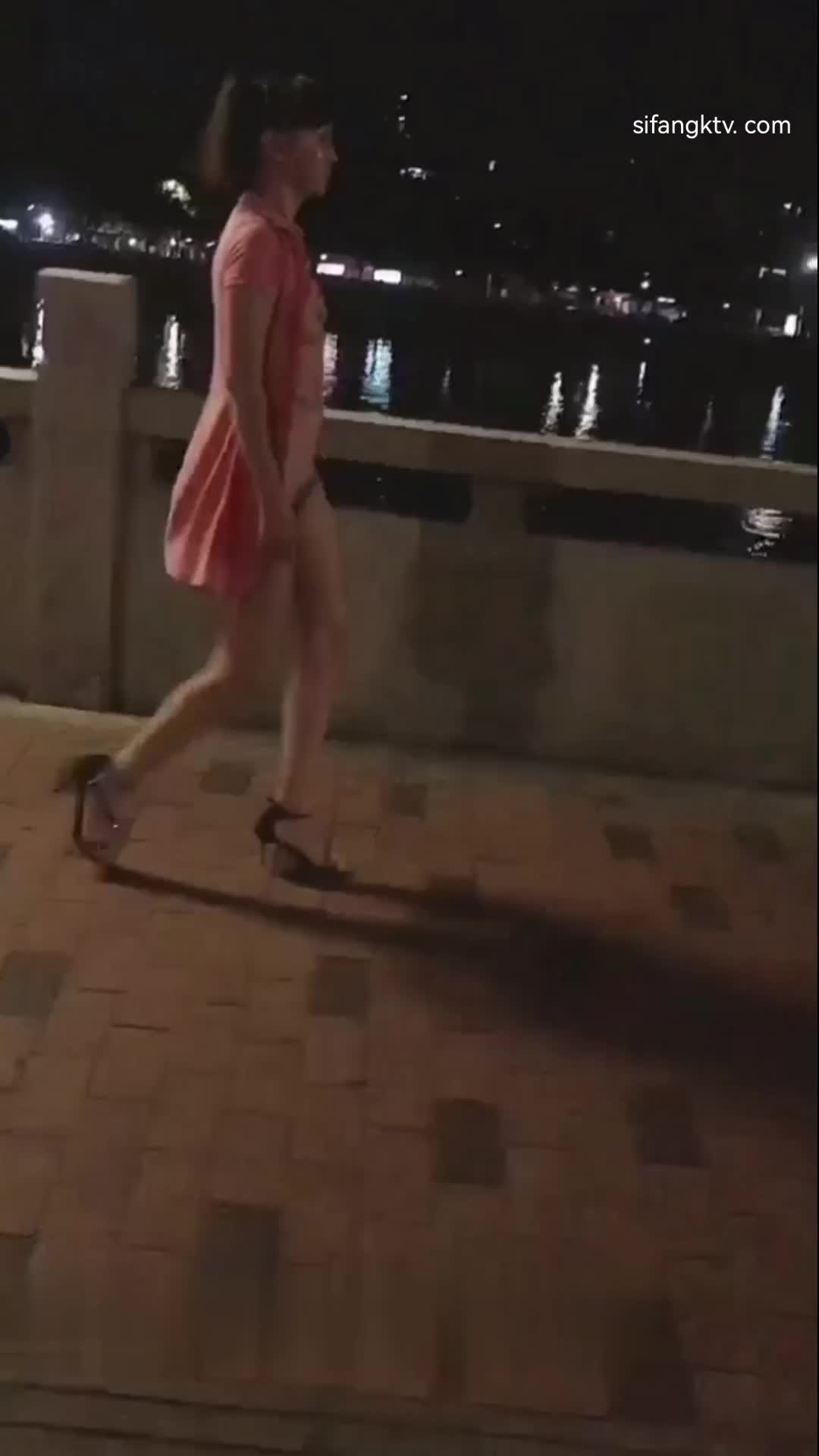 悠悠姐_▌江滨路裸体露出引围观_路人纷纷拍照合影裸体骑行大饱眼福↗️ 轉發   訂閱 解鎖老司機版 