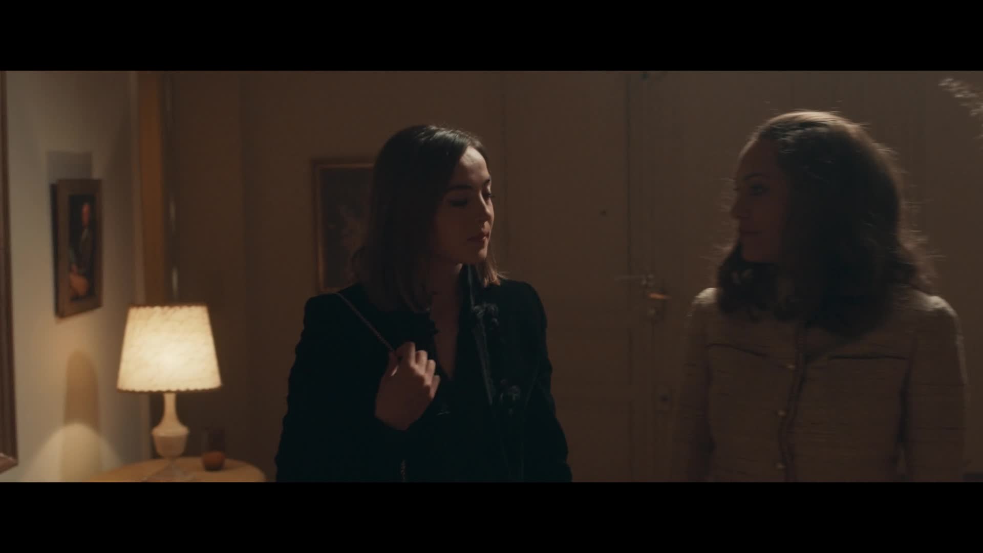 madame.claude.2021.1080p.nf.web-dl.x264.ddp5.1.2audios-momoweb