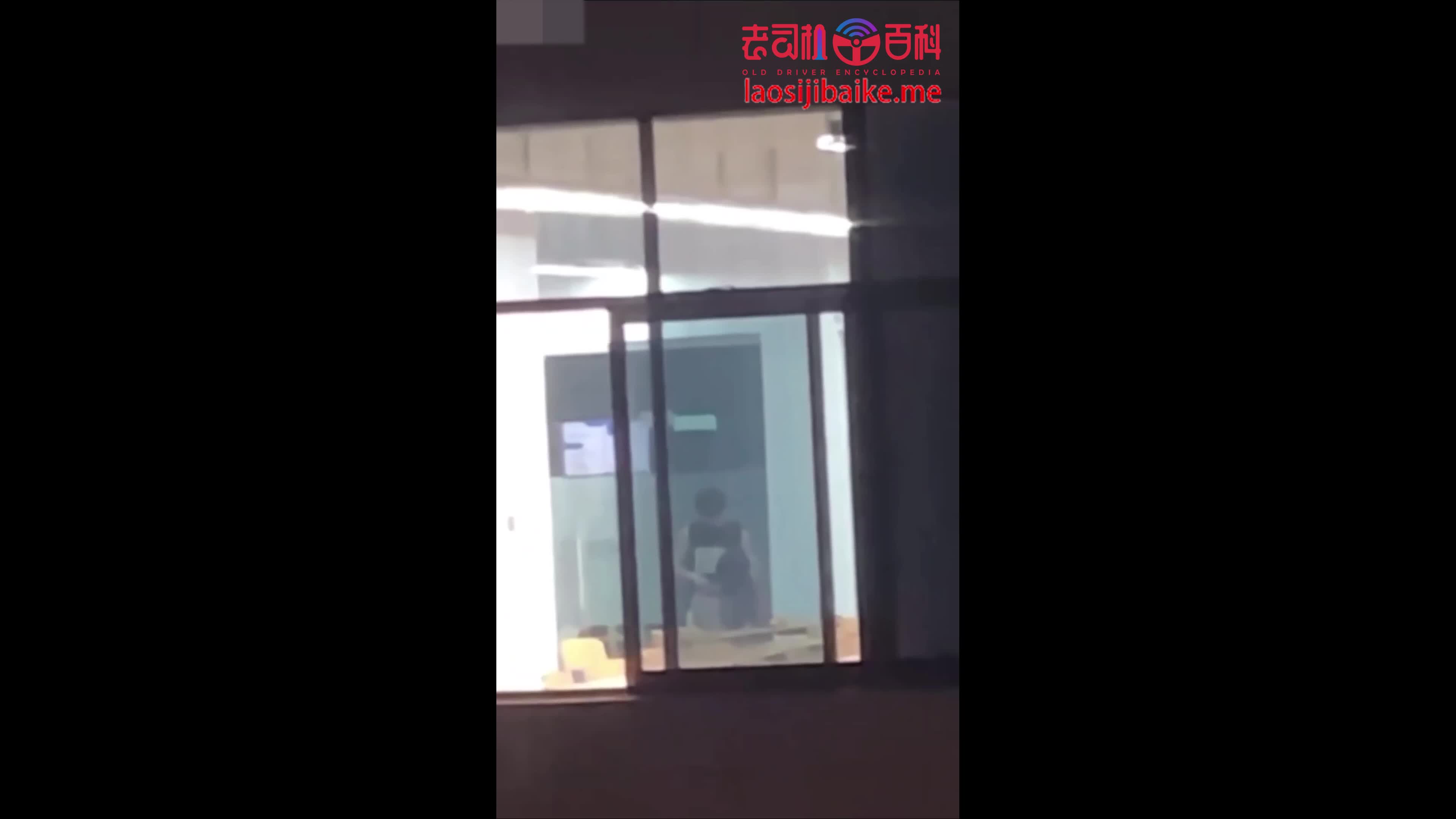 版本三 四川传媒学院情侣教室做爱.mp4