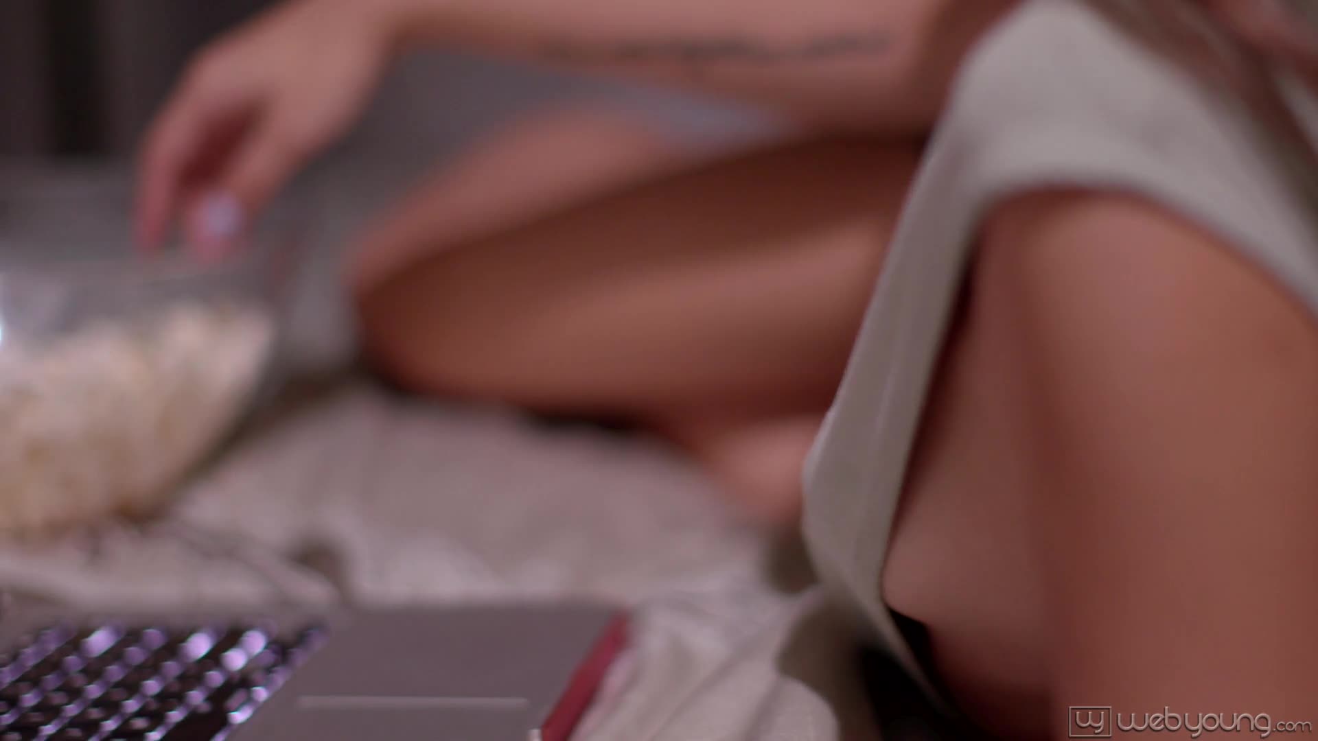 wy.18.10.31.samantha.hayes.and.alex.de.la.flor.scary.movie.night