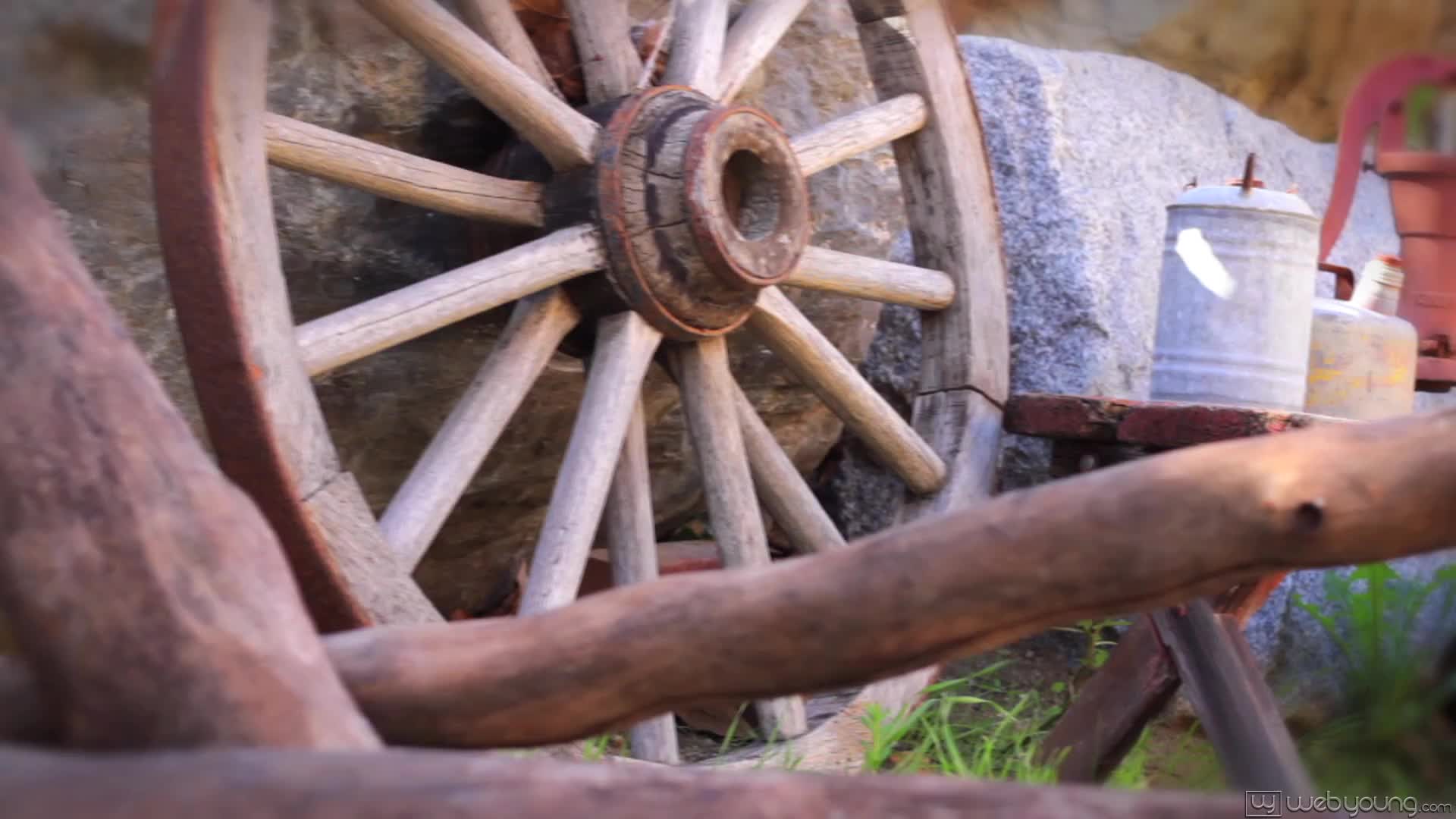 webyoung.13.11.29.natalie.heart.getting.ready