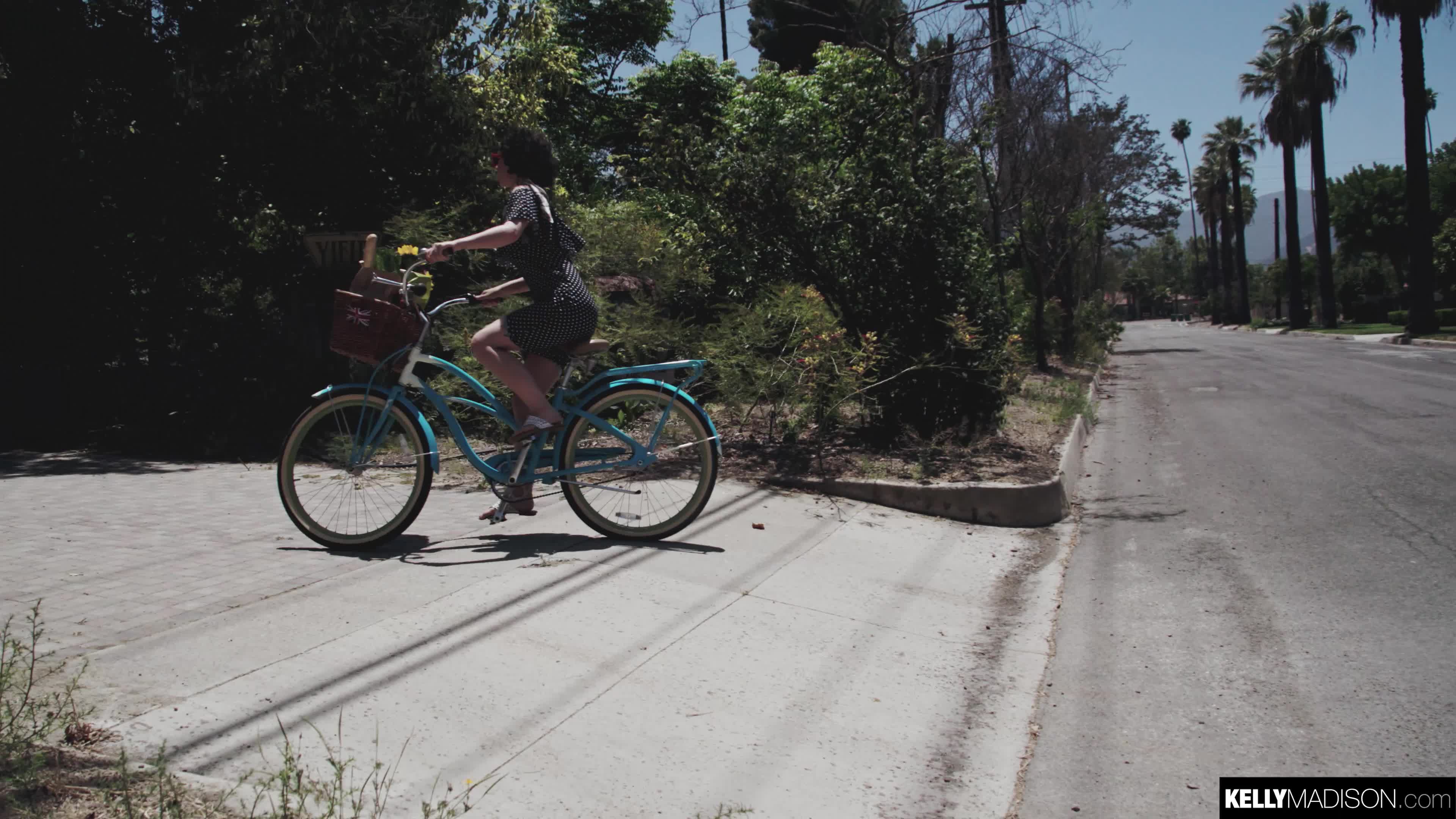 e0gn2dirutew4zsgm_kellymadison.19.10.04.olive.glass.4k