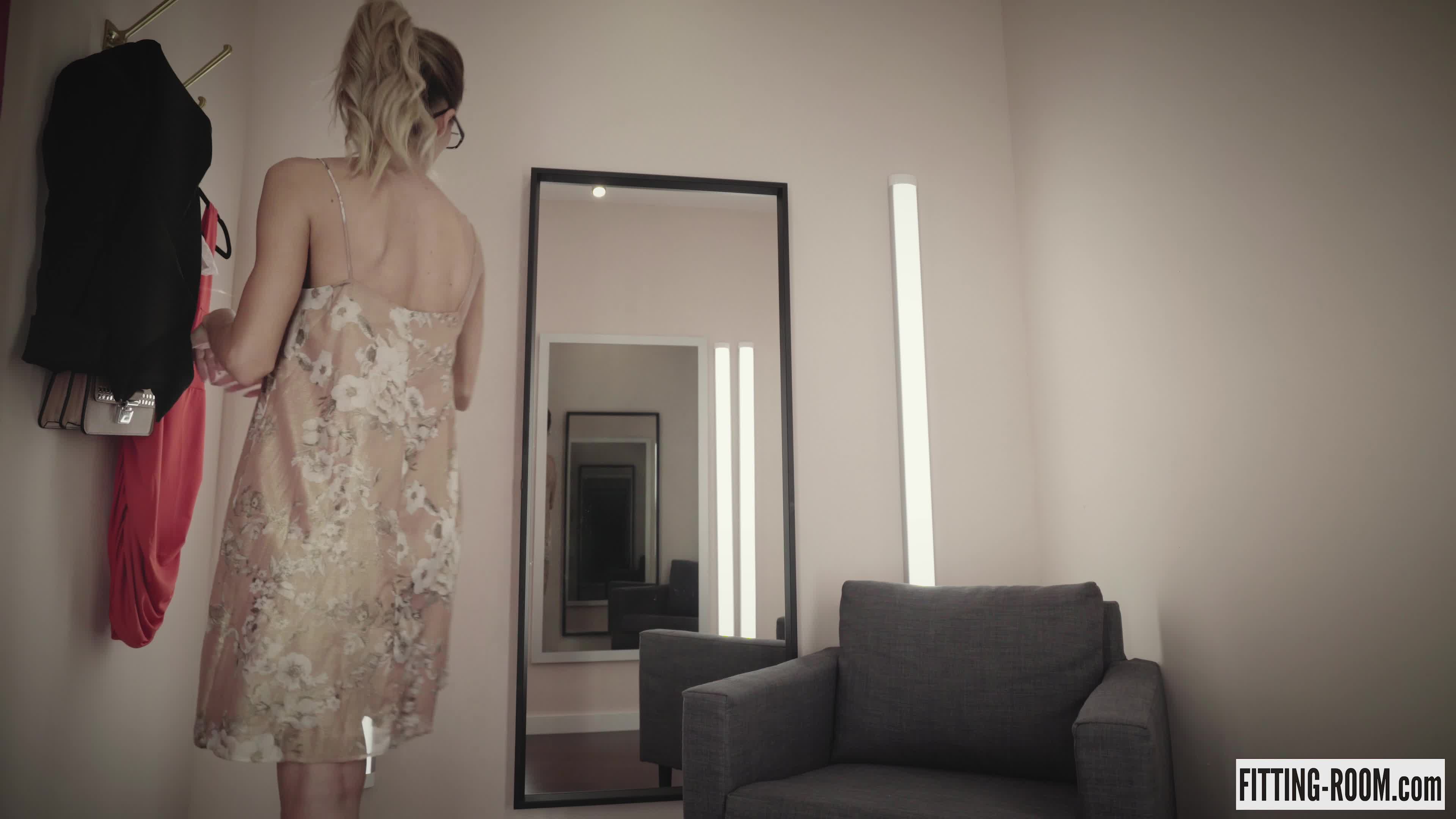 fittingroom.18.04.12.cara.mell.4k