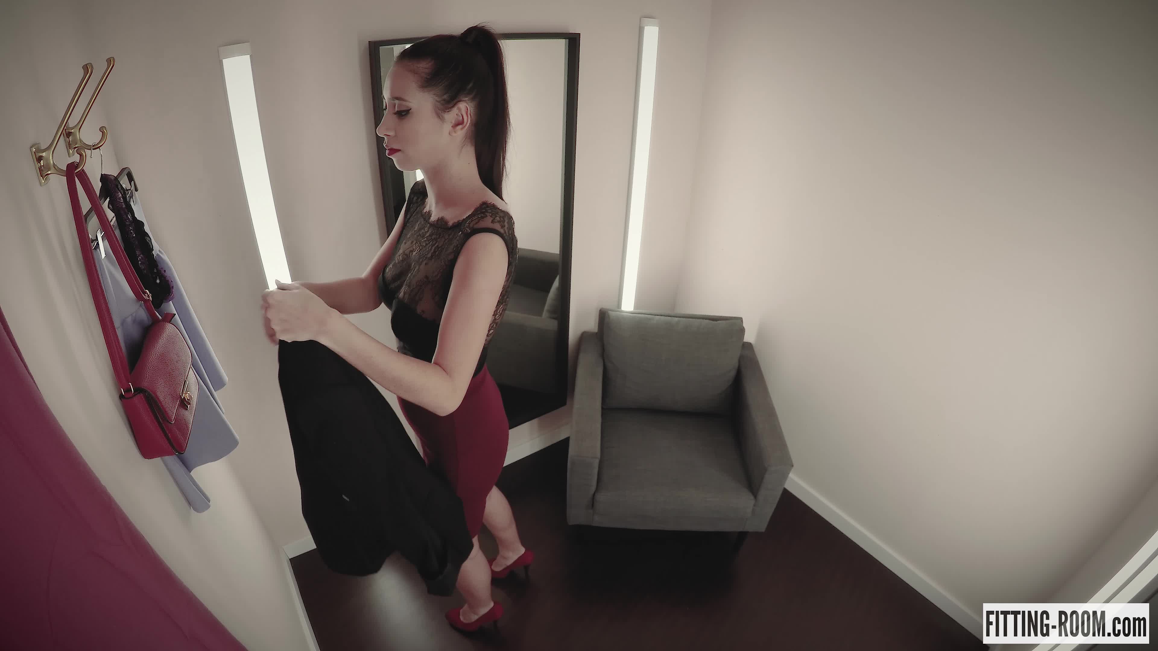 fittingroom.18.07.23.paula.shy.4k