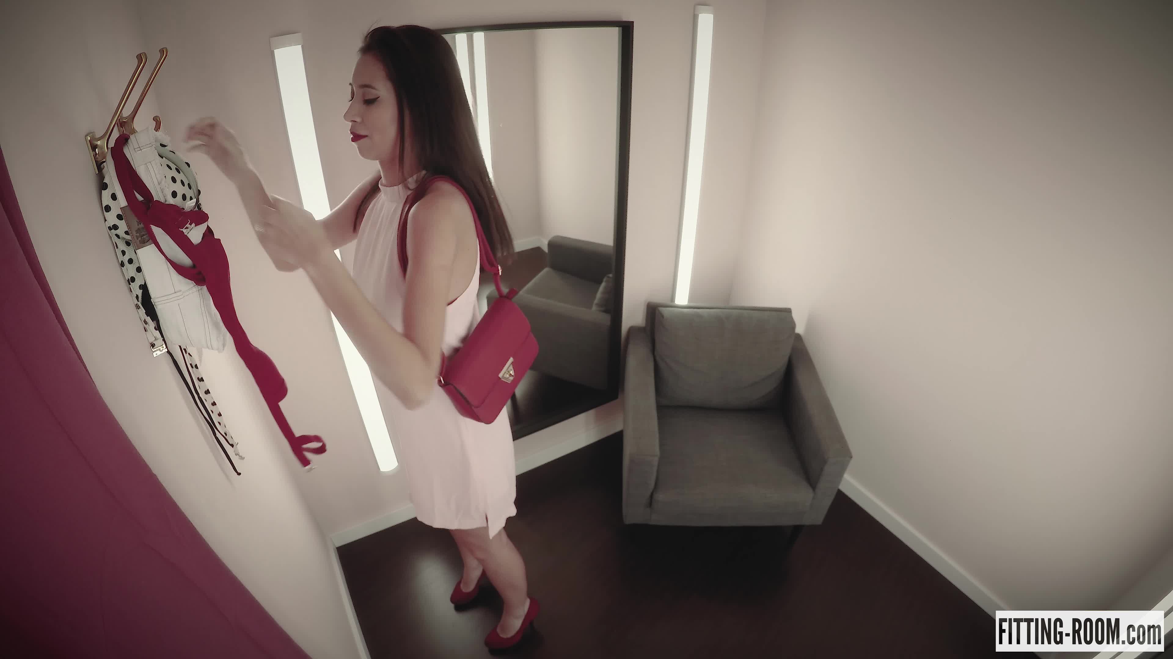 fittingroom.18.04.26.paula.shy.4k