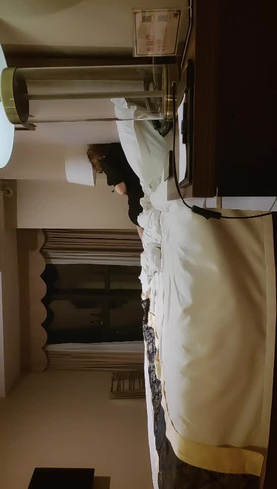 2021-7-4欧阳专攻良家少妇聊聊天互摸调情，张开双腿69姿势舔逼，口交舔屌上位骑乘抽插，扶著屁股后入大力猛操
