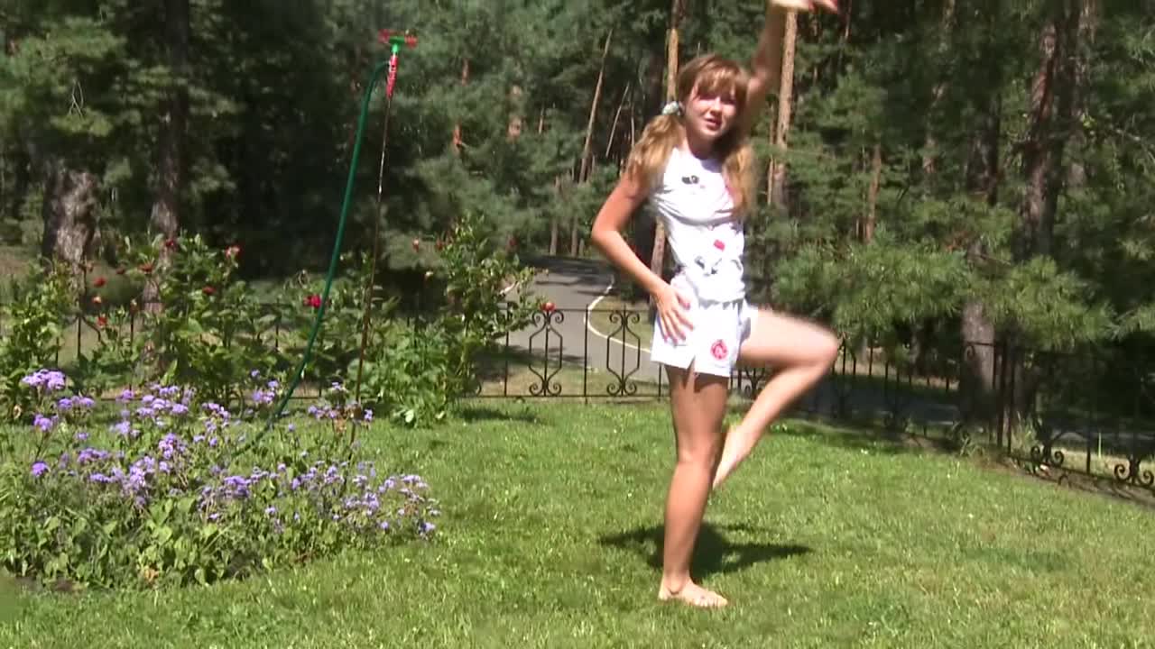 eva_nude_yoga_in_the_park_hd