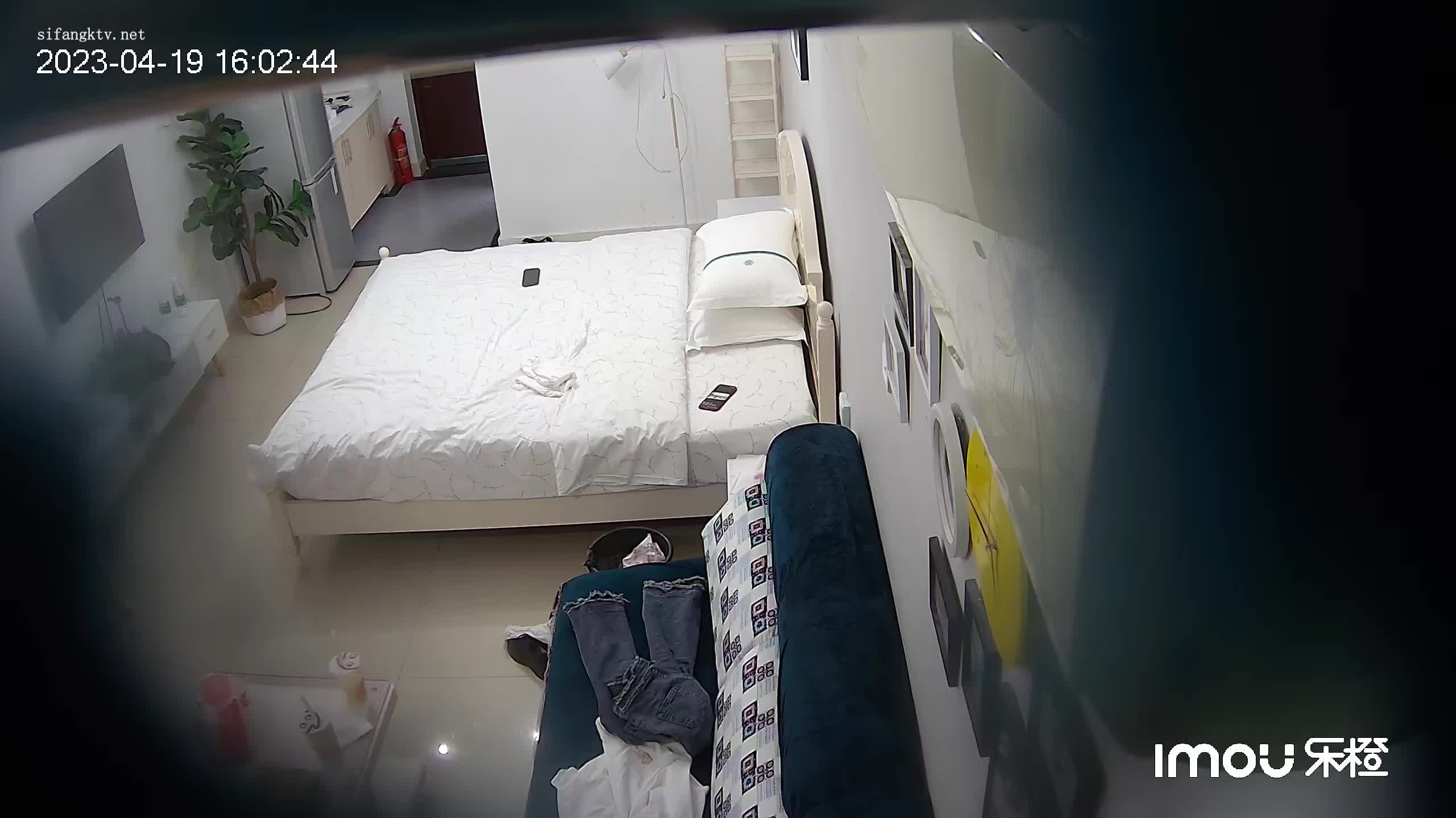 2023-4月新流出乐橙酒店偷拍下班和女同事开房过夜三炮实录~小玩具助兴