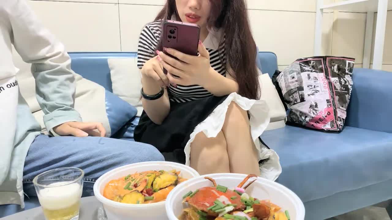 2023-5-12【瘦猴先生探花】约操良家小少妇，吃饱喝足再开操，扒掉衣服摸骚穴，无套爆操无毛骚逼