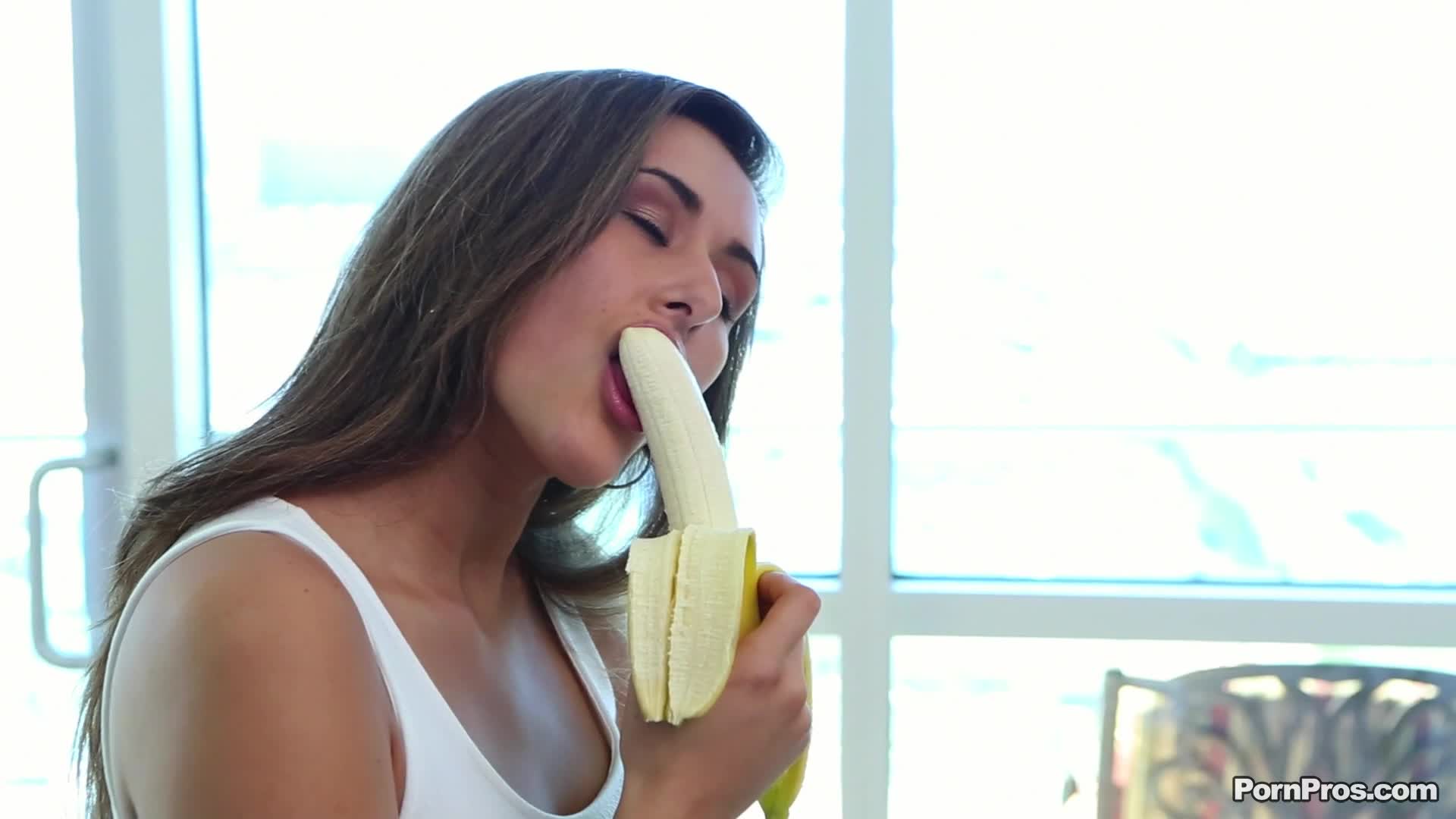 reg.14.11.01.anastasia.black.peel.his.banana