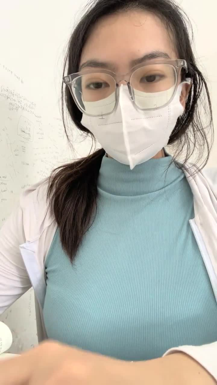 用金钱诱惑拜金大学生兼职【周导演员海选】夏日集结众多美女，淫窟内群P 户外勾搭【99v】 (34)