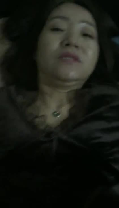 #熟女 #阿姨 #约炮 #收藏
阿姨想叫又不敢叫，紧张刺激水真多。
这不比海角那些把自己老婆叫妈的视频真实，那些女主又不敢漏脸，看皮肤听声音就是年轻的。
这个存了好久了，好像还没发。