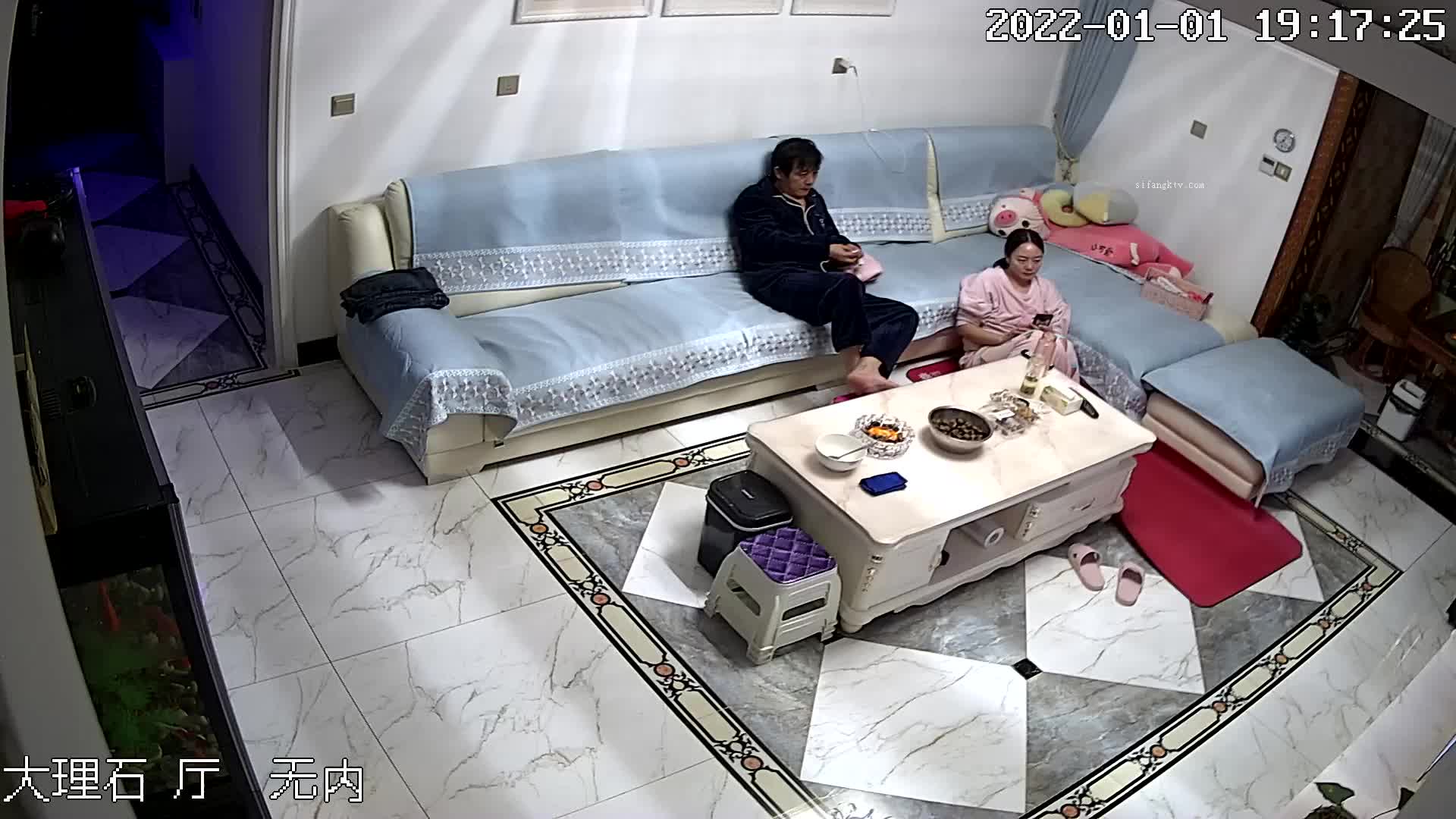 大叔吃完橘子，仔细给漂亮媳妇的逼清洁一下，在客厅的沙发上啪啪