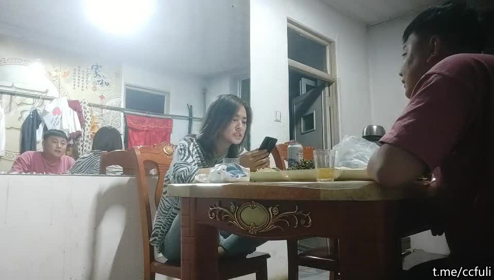 约良家骚女，吃饱喝足再开操，开档黑丝猛扣穴，怼着大屁股尽情输出