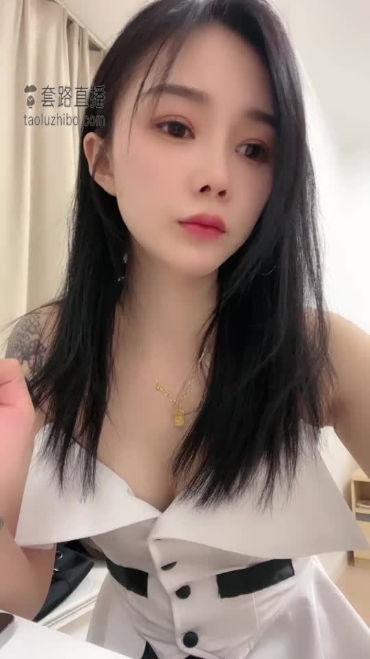 筱月  ——丝袜与口水第一视角

时长 28min

第一视角 裸足 倒计时 红绿灯 黑丝 裸足 诱惑