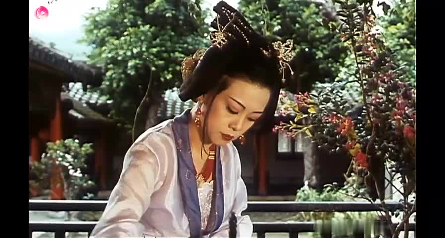 #情欲三级  #江水无痕之薛涛
【影片类型】 ：香港三级【影片名称】 ：江水无痕之薛涛【影片简介】 ：薛涛是相当有才气与傲骨的女人，也是历代又名的文人妓女，只是唐朝的风气就算再开放，却也还是男人掌权的时代。薛涛妓女的身份只是让她翻不了身。自视非凡的薛涛，因为个性与环境的缘故，一直无法找到相扶持的如意郎君，最后只好离群索居。薛涛虽与元稹相爱过，但碍于她身为妓女的身份，最终无法将她过门，令二人抱憾终身。…