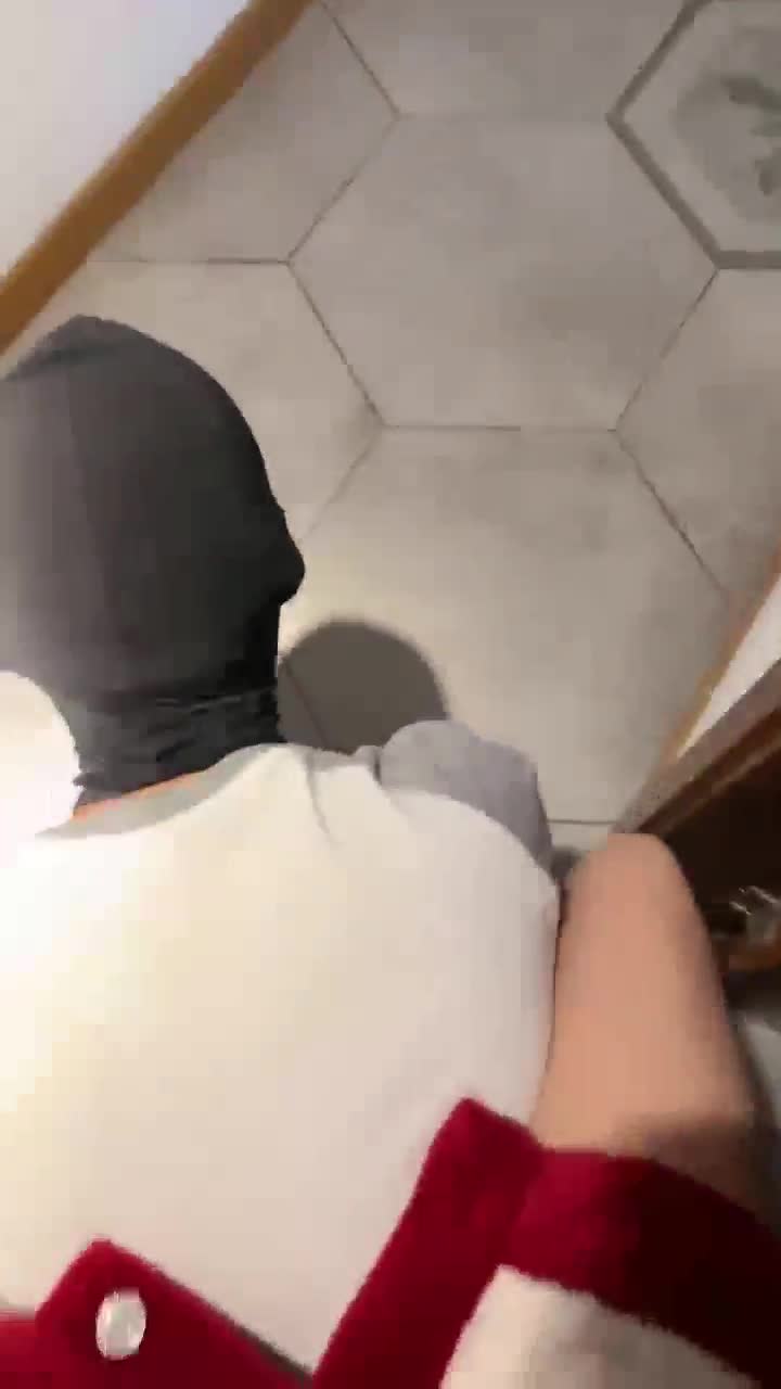 宝爷  ——起床撑候鸡上晨练跳踩！

时长 47min

鸡上晨练！疯狂跳踩
用主人的款口水刷牙 晨尿马桶
早上起来jj硬？那就被宝爷踩射吧
剧情 圣水 口水 踩踏 裸足