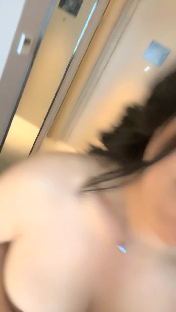 说话奶甜奶甜的妹子，模特身材，一个人大秀身材，上帝角度大白兔乱晃特写粉嫩小穴
